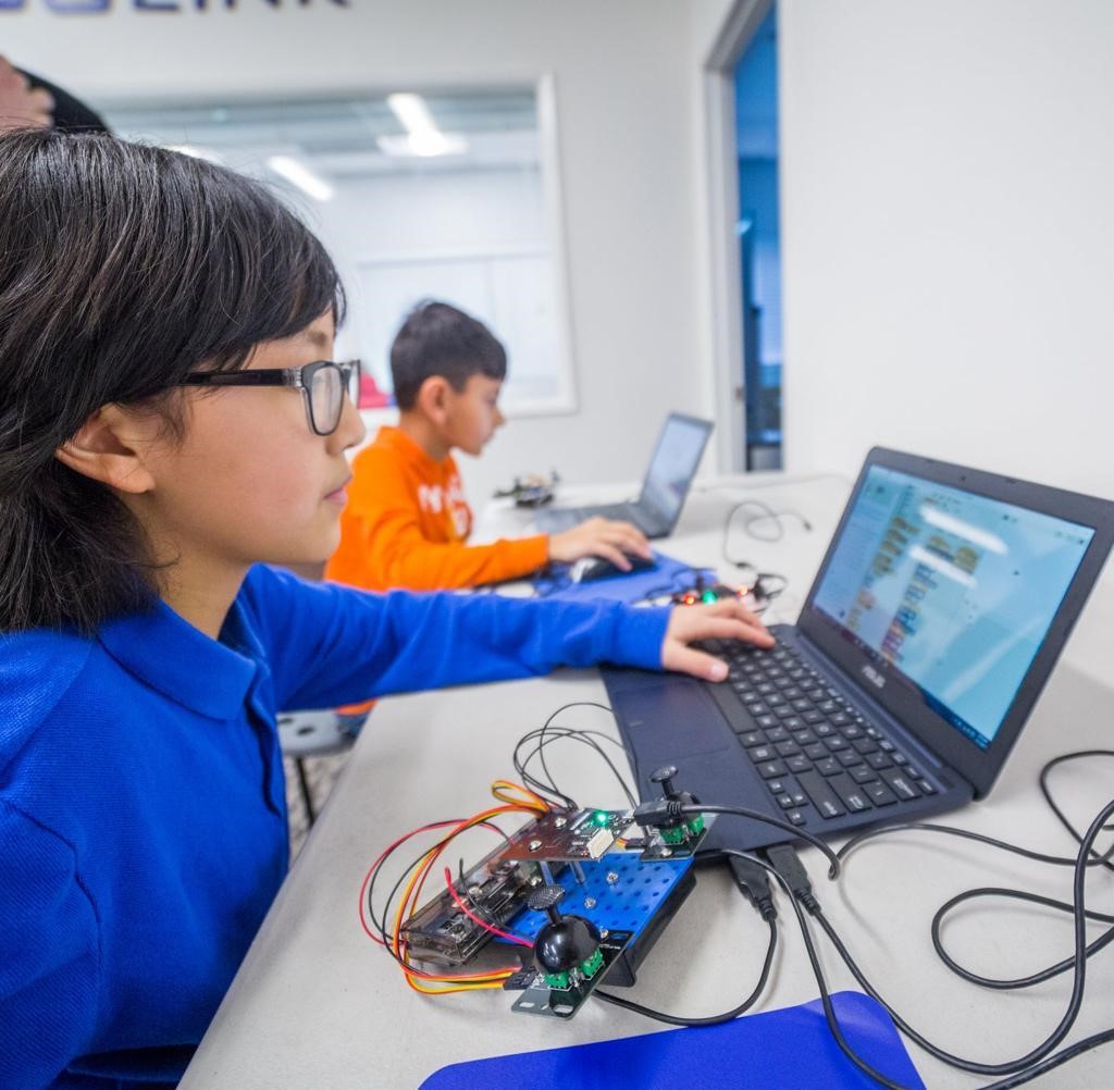 Flexible self-paced robotics courses